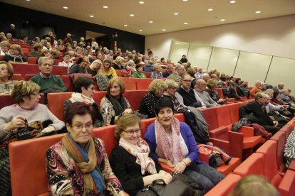 Alguns dels assistents ahir a la festa nadalenca de la Gent Gran a la Llotja.