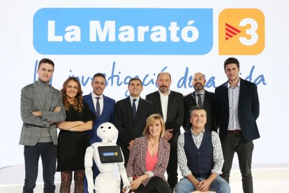 Los presentadores con los responsables de La Marató y de TV3.