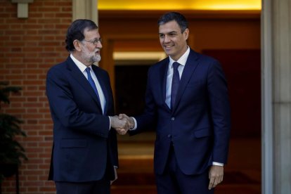 Rajoy y Sánchez se saluden abans de reunir-se a la Moncloa.