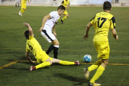 Un jugador del Borges condueix davant de l’entrada d’un altre del Balaguer, ahir durant el partit.