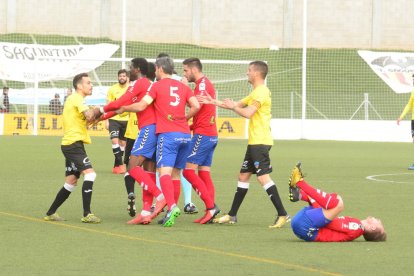 Manu Molina, a l’esquerra, en una discussió amb diversos jugadors de l’At. Saguntí.