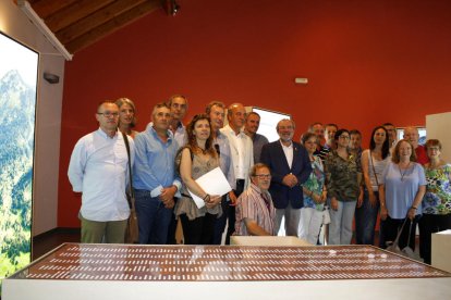 Inauguración ayer en la Oficina Comarcal de Turisme de Sort de la exposición ‘Perseguits i Salvats’.