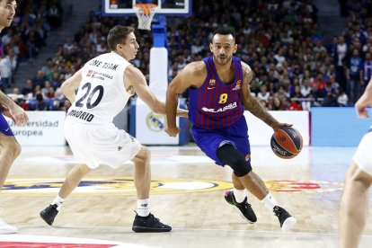 Adam Hanga bota la pilota davant de Jaycee Carroll.