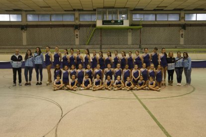 Las patinadoras del Club Patins Bordeta posan en el acto de presentación en el polideportivo del barrio.