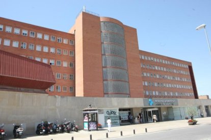 Imatge de l’exterior de l’hospital Arnau de Vilanova de Lleida.