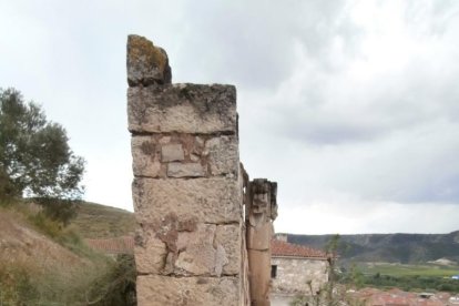 La creu de terme que es vol restaurar.