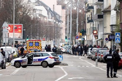 Imatge del desplegament policial al barri de Neudorf, ahir.