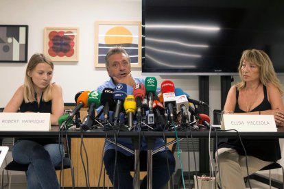 En la imagen, el asesor de la Unidad de Atención a las Víctimas de Afectados por el Terrorismo (UAVAT), Roberto Manrique, junto a las responsables Elisa Micciola (i) y Sara Bosch, durante la rueda de prensa ofrecida en la víspera del primer aniversario de los ataques yihadistas.