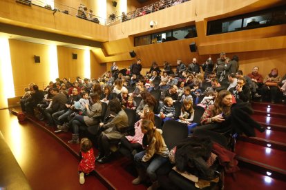 Público familiar ayer en CaixaForum para ver ‘En Patufet’.