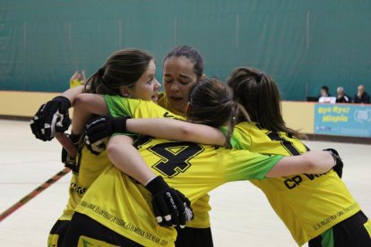 Jugadores del Vila-sana celebren un gol en un partit d’aquesta temporada.