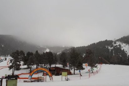 Precipitacions de neu a les pistes de Port Ainé ahir.