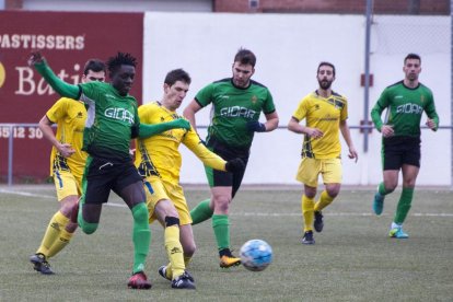 Un jugador del Cervera y otro del Guissona pugnan por hacerse con el control del balón en una de las jugadas que tuvo lugar durante el derbi de la Segarra.