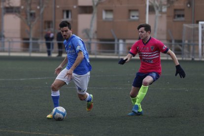 Joel Huertas porta la pilota perseguit per un jugador de l’Igualada, durant el partit d’ahir a Gardeny.