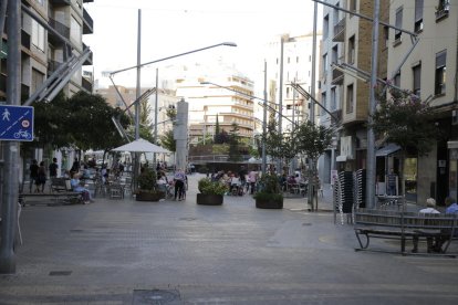 El tramo de Bisbe Ruano que vecinos y comerciantes quieren reformar para que vuelva a pasar tráfico.