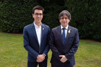 Puigdemont posa amb Postius davant la residència a Bèlgica.