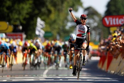 L’irlandès Daniel Martin, en el moment de creuar la línia de meta al Mur-de-Bretagne.