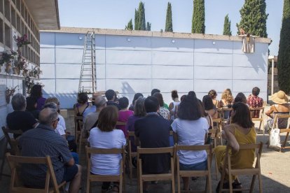 Familiares de difuntos mostraron su malestar por la proximidad de los actores y del público a los nichos. 