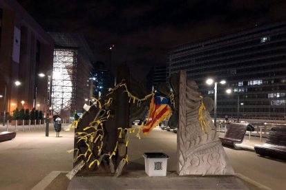 El CDR de Bruselas colocó ayer lazos amarillos y una estelada ante la Comisión Europea.