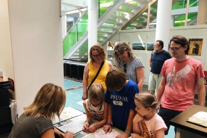 Imatge d’un grup de visitants a l’oficina de turisme del Pallars Jussà.