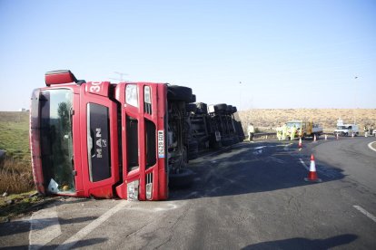 Imatge del tràiler bolcat, que va obligar a tallar un carril d’una rotonda a l’N-240.