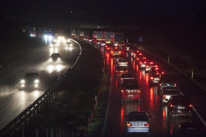 Imagen de las colas kilométricas que se registraron ayer en la A-2 a la altura de Tàrrega.