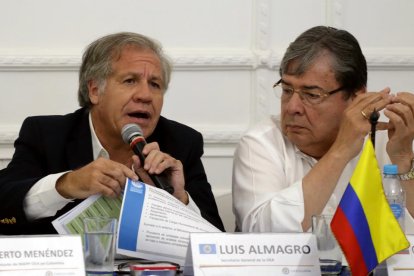 Luis Almagro (i) y el ministro colombiano, Carlos Holmes Trujillo.