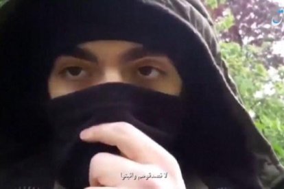 Comiat - Abans de cometre l’apunyalament massiu de dissabte, Khamzat Azimov va gravar un vídeo de comiat en el qual jurava lleialtat al líder de Daesh, Abu Bakr al-Baghdadi. Així mateix, animava els seus “germans” musulmans a atemptar en a ...