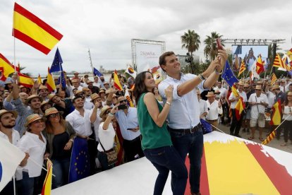 Rivera y Arrimadas, ayer en el Moll de la Marina de Barcelona. 