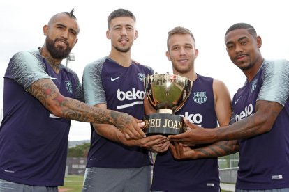 Arturo Vidal, Lenglet, Arthur y Malcom posa con el Trofeu Joan Gamper, que hoy disputarán en la que será la presentación del equipo.