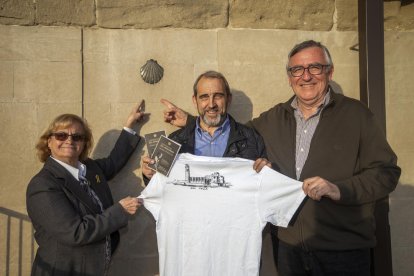 Miembros de la Associació Amics de la Seu Vella despidieron ayer al peregrino leridano. 