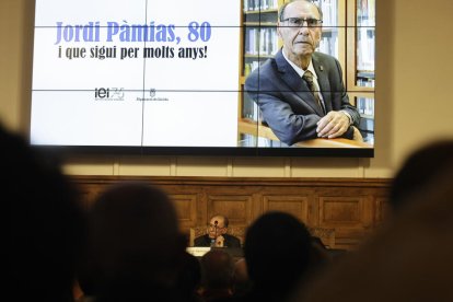 El poeta Jordi Pàmias recibió ayer un homenaje literario en el IEI en el día de su 80 cumpeaños.