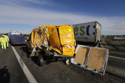 Vista de la furgoneta que implicada ahir en una col·lisió a l’autovia entre Lleida i Alcoletge.