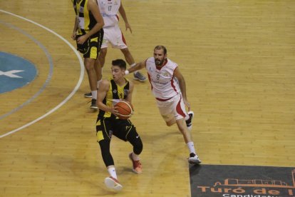 Una acción del partido de ayer entre el Castelldefels y el Pardinyes.