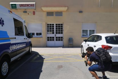 Puerta del hospital donde fue dejado el cadáver de la joven.