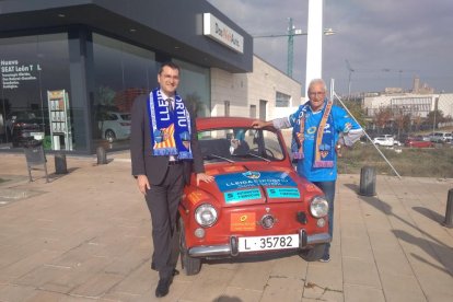 50.000 quilòmetres seguint el Lleida - Antonio Martín i el seu Seat 600 viatjaran dissabte a Eixea per animar el Lleida. Serà el segon desplaçament de la temporada i el primer amb el patrocini de SEAT Automotor i Serveis. A la imatge, amb el ge ...