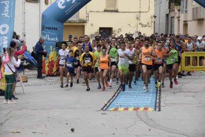 El grupo de participantes en los primeros momentos de la Cursa del Dúgol de Algerri.