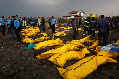 Almenys 49 morts a l’estavellar-se un avió a Katmandú