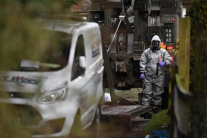 Diversos experts van inspeccionar la casa de l’exespia a Salisbury.