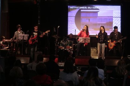 La banda Error #404#, de l’institut Gili i Gaya de Lleida, va obrir al Cafè del Teatre el Secundària Rock. A la dreta, alumnes de la trobada teatral, berenant a l’Escorxador.