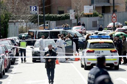 Agentes de seguridad acordonan la zona del tiroteo, en Pozuelo de Alarcón, Madrid.