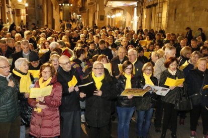 Los ‘cantaires’, otro lunes ante la Paeria por la libertad de los presos  -  Centenares de personas se manifestaron ayer delante de la Paeria para protestar contra la prisión provisional dictada contra los líderes independentistas y la aplica ...