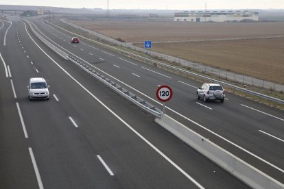 Imatge de l’A-14 al seu pas pel municipi d’Alguaire, la setmana passada.