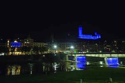 Imatge d’ahir de la Paeria i la Seu Vella il·luminades de blau pel Dia Mundial de la Diabetis.