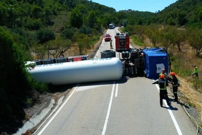 Vuelca un camión de mercancías peligrosas en Mequinensa