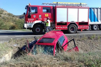 El cotxe en què viatjaven la persona morta i els dos ferits ha sortit de la via i ha xocat contra una arqueta.