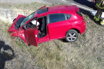 Vista del vehicle accidentat ahir a l’N-230 al terme municipal del Pont de Montanyana.