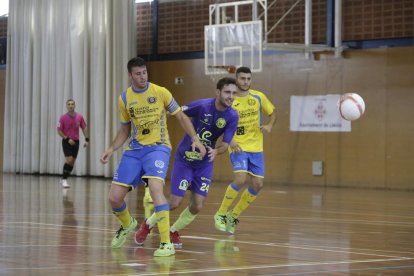 Una acción del partido de ayer jugado en el pabellón de Pardinyes.