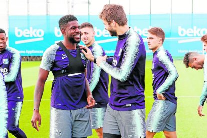 Umtiti i Piqué fan broma durant l’entrenament d’ahir.