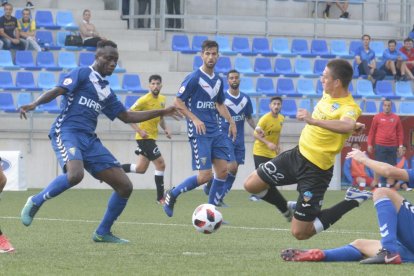 Noel Carbonell, disputando un balón con un jugador del Badalona, ayer durante la segunda parte del partido en Badalona.