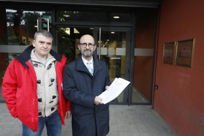 Manel Vidal y Pau Simarro, ayer en la sede de Agricultura. A la derecha, inspección de caza de los Agentes Rurales en Mas de Melons. 